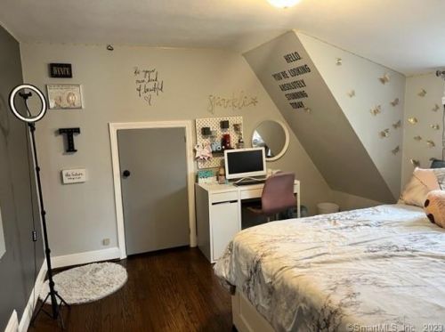 31 Oak Ridge Ln, Hartford CT  06107-3506 exterior