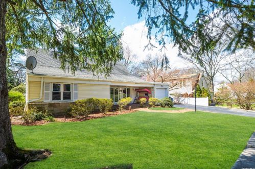 26 Duxbury Rd, Great Neck, NY 11023-1719