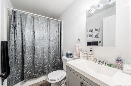 64 Laurelwood Rd, Groton CT  06340-4206 exterior