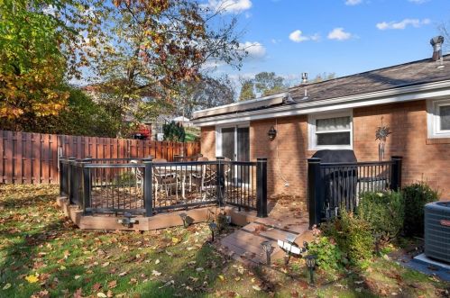 411 Pin Oak Dr, Glenshaw PA  15116-1123 exterior