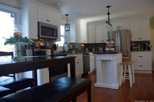 24 Oak Leaf Dr, Colchester, CT 06415-2820