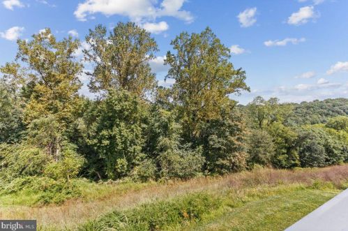 1821 Honeysuckle Ct, Downingtown PA  19335-7202 exterior