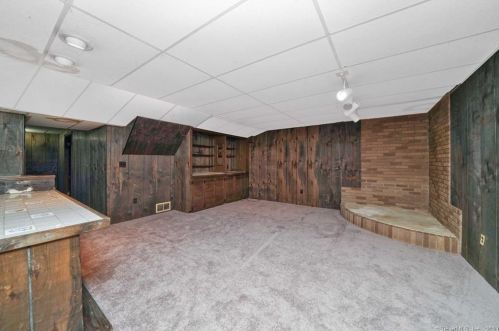 22 Hitching Post Ln, Glastonbury CT  06033-3311 exterior