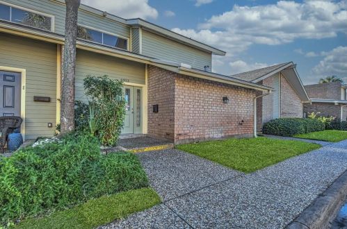 6913 Weiss Dr, Galveston, TX 77551-1779