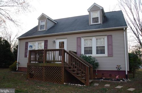 211 Buggy Ln, Uno, VA 22738-3846