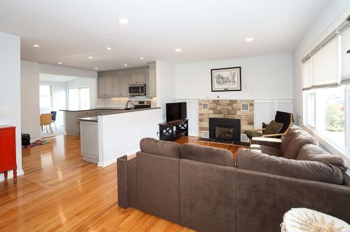 31 Hobart St, Babylon, NY 11704-7822