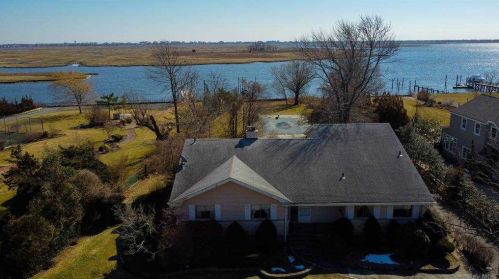 210 Dolphin Dr, Woodsburgh, NY 11598-1814