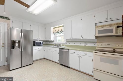 201 Lakewood Rd, Bowling Green, VA 22427-9316