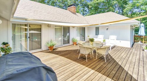 14 Quarter Rd, West Hampton NY  11977-1002 exterior
