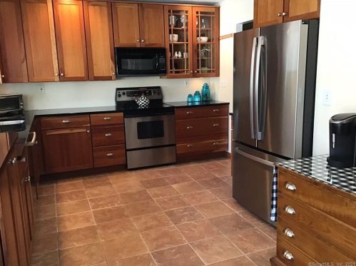 7 Strawberry Hill Rd, Milford CT  06461-3539 exterior