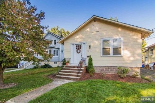 194 Brook St, Dumont, NJ 07628-2425