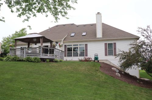 913 Valley Hill Dr, Waukesha, WI 53189-7877