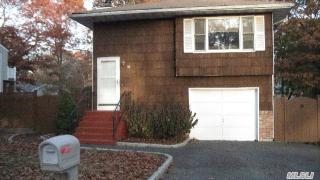 39 Avenue A, Holbrook, NY 11741-2009