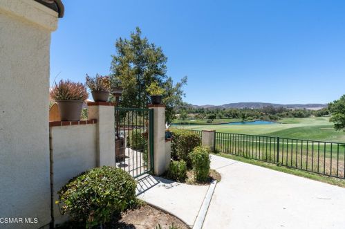 338 Country Club Dr, Simi Valley, CA 93065-7647