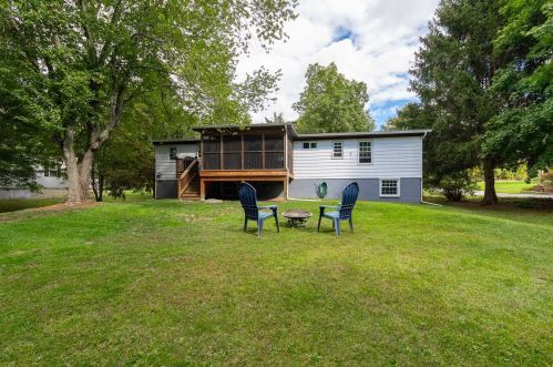 545 Quaker Ln, Hyde Park NY  12538-3011 exterior