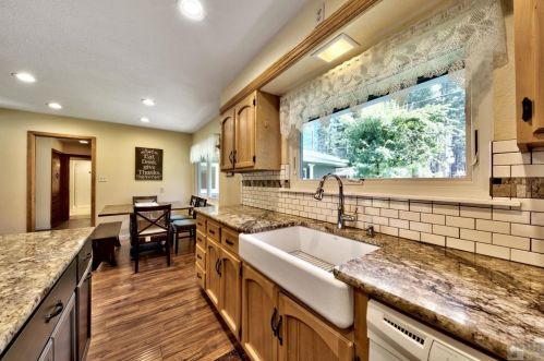 1084 Fairway Ave, South Lake Tahoe CA  96150-8401 exterior