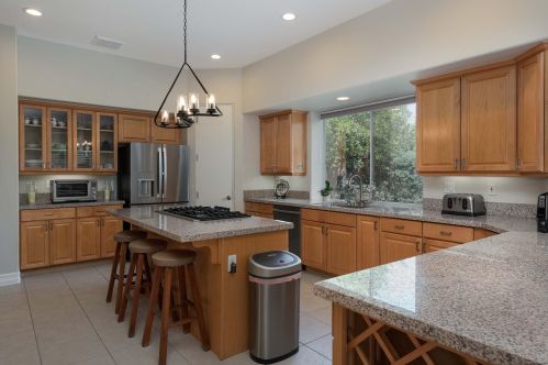 8 King Edward Ct, Rancho Mirage CA  92270-1621 exterior