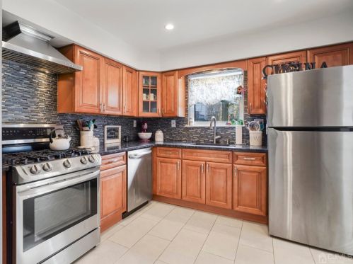 35 Heritage Ln, Perth Amboy NJ  08863-1464 exterior