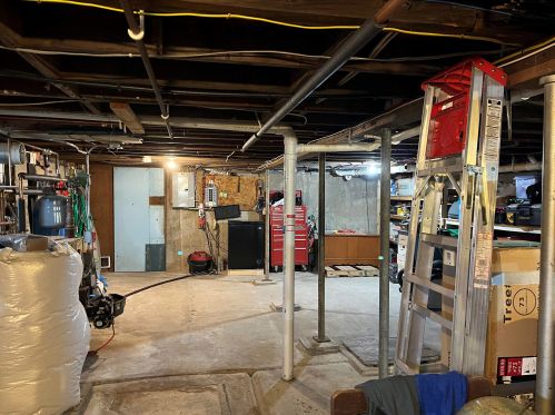 104 Lk Shr Dr, Northwood NH  03261-3707 exterior