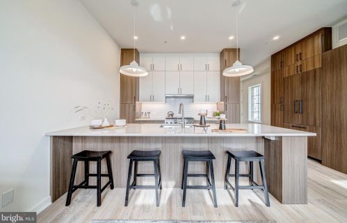 4425 R St, Washington, DC 20001-1008