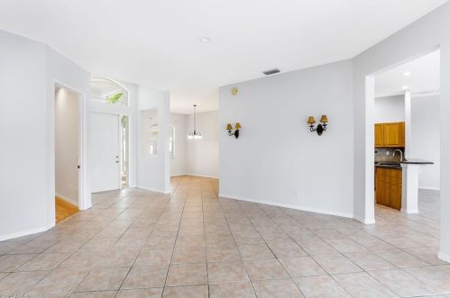790 Waterloo Ct, Naples, FL 34120-0495