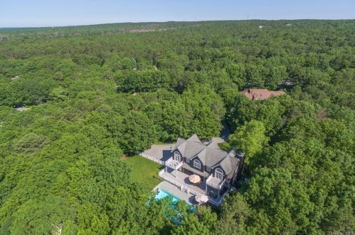 16 Bennett Dr, East Quogue, NY 11942-4129