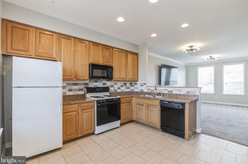 13046 Terminal Way, Woodbridge VA  22193-6116 exterior
