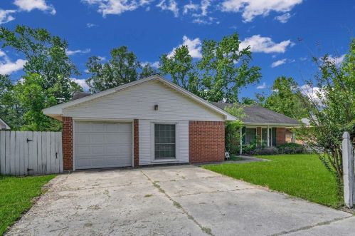 204 Pine Crest Dr, Conroe, TX 77301-4038