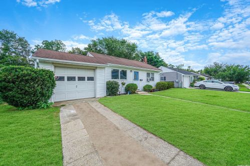 1359 Lombardy Blvd, Bayshore, NY 11706-4026