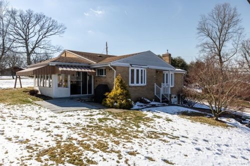 266 Crestvue Dr, Bridgeville, PA 15017-1973