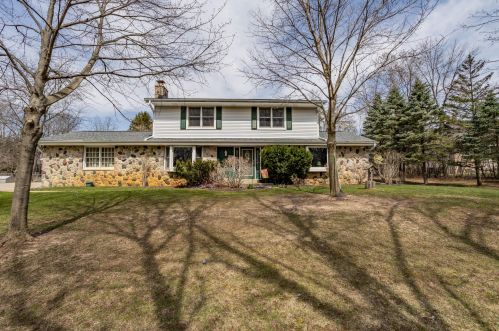 19950 Pinecrest Ln, Waukesha, WI 53146-1337