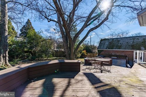 2827 Meadow Ln, Falls Church VA  22042-2320 exterior