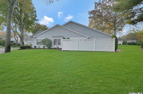 1 Cutchogue Ct, Panamoka, NY 11961-1606