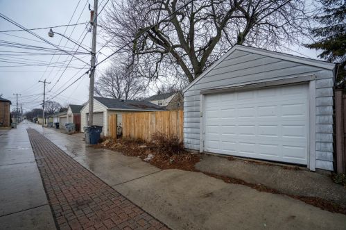 2926 77 St, Milwaukee WI 53222-5015 exterior