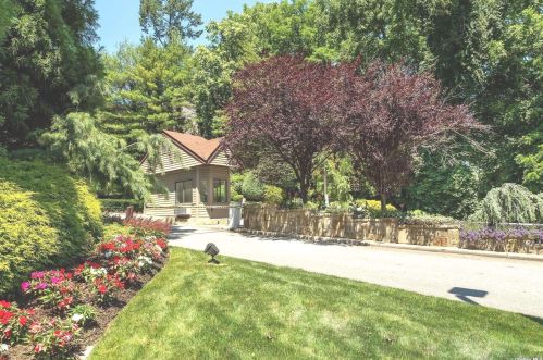76 The Gln, Muttontown, NY 11545-2254