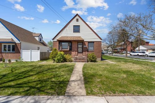 256-15 87th Rd, Floral Park, NY 11001-1451