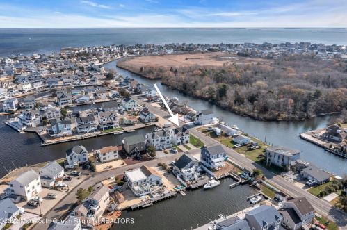 1217 Niihau Dr, Lacey NJ  08731-4702 exterior