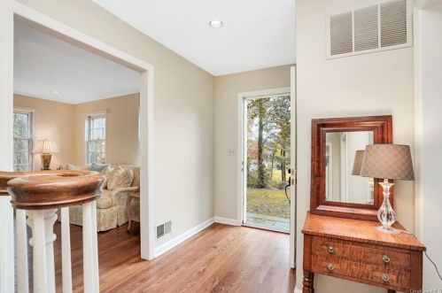 2 Captain Lawrence Dr, Lewisboro, NY 10590-1211
