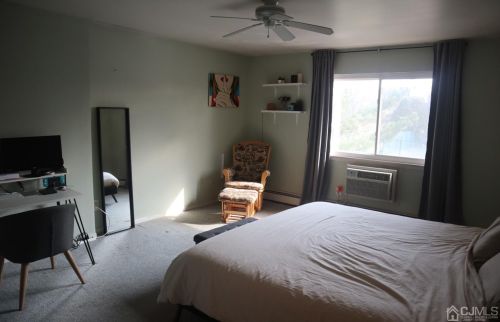 114 Cricket Ln, Woodbridge NJ  07095-1542 exterior