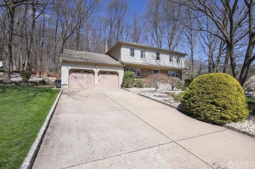 6 Seminole Ct, East Brunswick, NJ 08816-4028