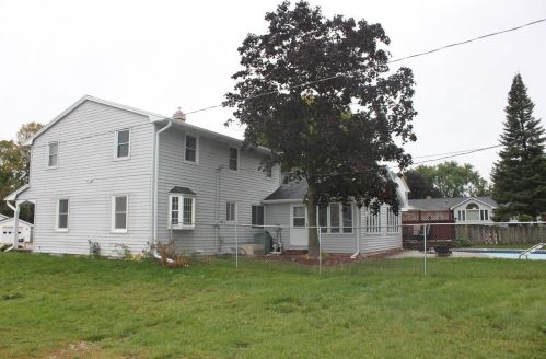 2068 Wildwood Ln, Green Bay, WI 54304-4445