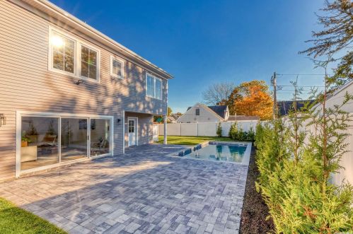 2 Hedge Ln, Westbury NY  11590-6523 exterior