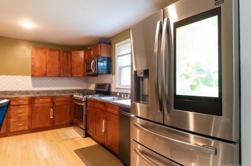 221 Woodland Ave, Bloomfield CT  06002-1357 exterior