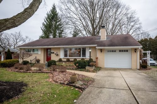 522 Fairfield Dr, Hermitage, PA 16146-3835