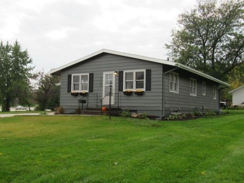 906 5th Ave, Winterset, IA 50273-2216