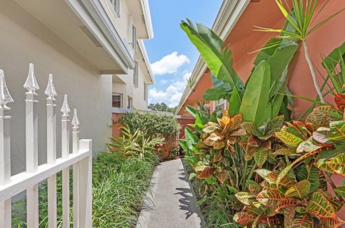 231 Canterbury Dr, West Palm Beach FL  33418-7178 exterior