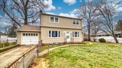 32 Easton St, North Lindenhurst, NY 11757-3803