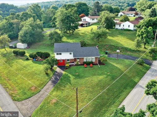 15 Wilbert Dr, Primrose PA  17901-8250 exterior