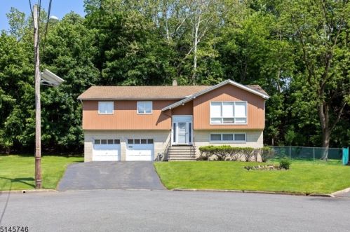 153 Kingwood Dr, West Paterson, NJ 07424-2410