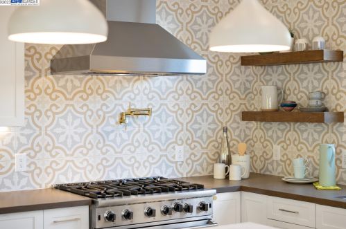 5926 Dover St, Oakland CA  94609-1426 exterior